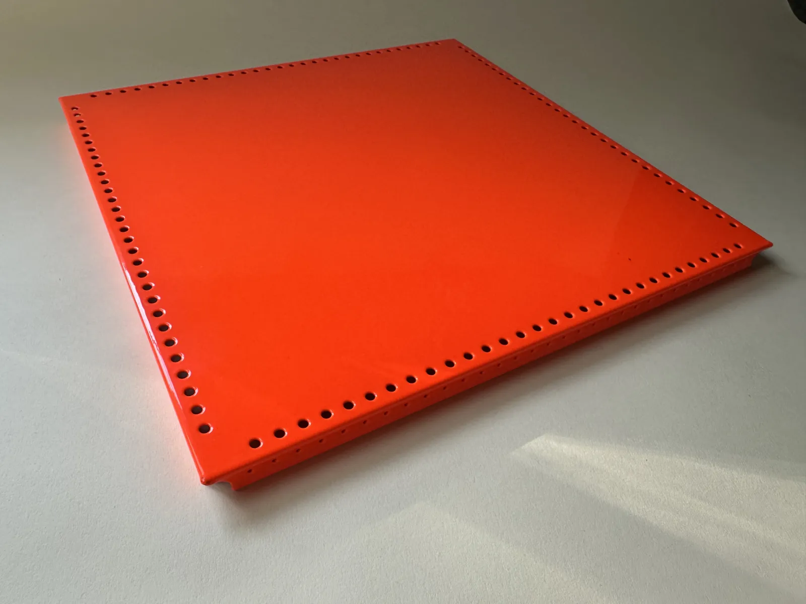 USM-Haller-Blech in Orange, neu beschichtet, auf hellem Grund